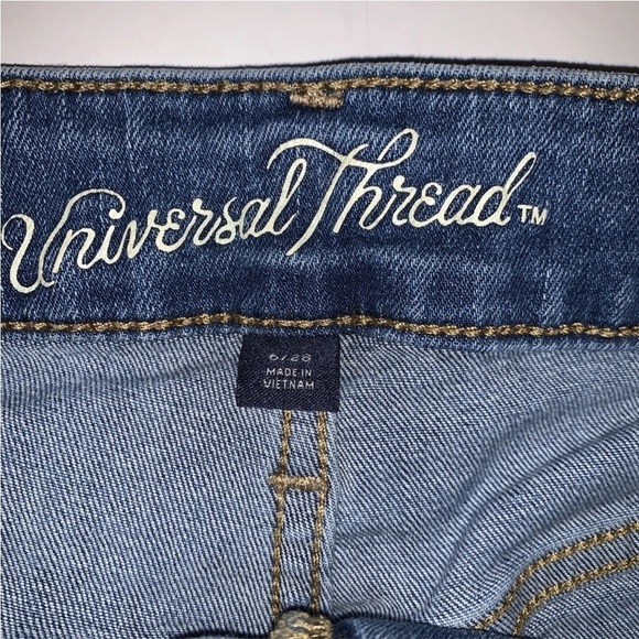 Universal Thread Women’s Denim Shorts Distressed Size 6 High Rise Shortie - Picture 2 of 3